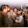 Didier Deschamps et Nagui faisant la fête au VIP Saint-Tropez de Jean-Roch le 16 juillet 1998 avec Marcel Desailly et Alain Boghossian après la victoire des Bleus lors de la Coupe du monde de football.
