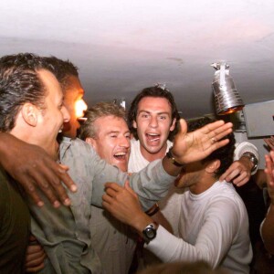 Didier Deschamps et Nagui faisant la fête au VIP Saint-Tropez de Jean-Roch le 16 juillet 1998 avec Marcel Desailly et Alain Boghossian après la victoire des Bleus lors de la Coupe du monde de football.