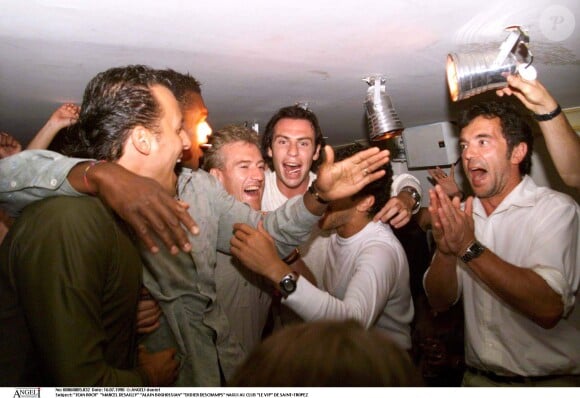 Didier Deschamps et Nagui faisant la fête au VIP Saint-Tropez de Jean-Roch le 16 juillet 1998 avec Marcel Desailly et Alain Boghossian après la victoire des Bleus lors de la Coupe du monde de football.