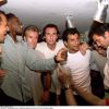 Didier Deschamps et Nagui faisant la fête au VIP Saint-Tropez de Jean-Roch le 16 juillet 1998 avec Marcel Desailly et Alain Boghossian après la victoire des Bleus lors de la Coupe du monde de football.