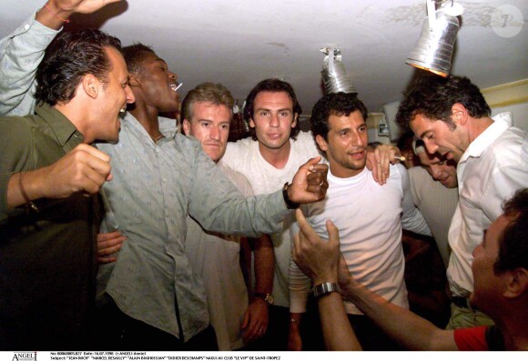 Didier Deschamps et Nagui faisant la fête au VIP Saint-Tropez de Jean-Roch le 16 juillet 1998 avec Marcel Desailly et Alain Boghossian après la victoire des Bleus lors de la Coupe du monde de football.
