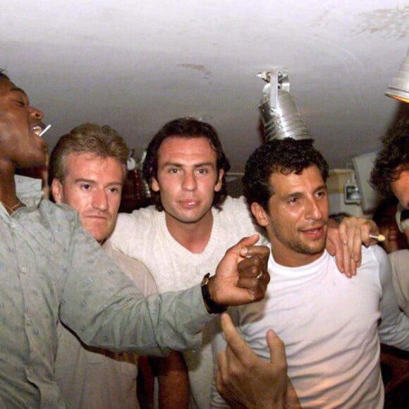 Didier Deschamps et Nagui faisant la fête au VIP Saint-Tropez de Jean-Roch le 16 juillet 1998 avec Marcel Desailly et Alain Boghossian après la victoire des Bleus lors de la Coupe du monde de football.