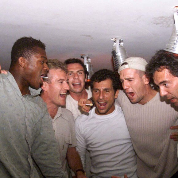 Didier Deschamps et Nagui faisant la fête au VIP Saint-Tropez de Jean-Roch le 16 juillet 1998 avec Marcel Desailly et Alain Boghossian après la victoire des Bleus lors de la Coupe du monde de football.