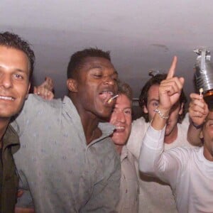 Didier Deschamps et Nagui faisant la fête au VIP Saint-Tropez de Jean-Roch le 16 juillet 1998 avec Marcel Desailly et Alain Boghossian après la victoire des Bleus lors de la Coupe du monde de football.