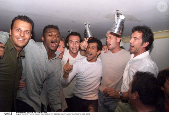 Didier Deschamps et Nagui faisant la fête au VIP Saint-Tropez de Jean-Roch le 16 juillet 1998 avec Marcel Desailly et Alain Boghossian après la victoire des Bleus lors de la Coupe du monde de football.
