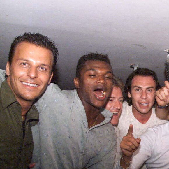 Didier Deschamps et Nagui faisant la fête au VIP Saint-Tropez de Jean-Roch le 16 juillet 1998 avec Marcel Desailly et Alain Boghossian après la victoire des Bleus lors de la Coupe du monde de football.