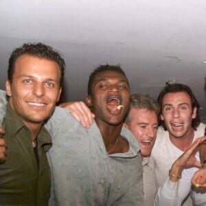 Didier Deschamps et Nagui faisant la fête au VIP Saint-Tropez de Jean-Roch le 16 juillet 1998 avec Marcel Desailly et Alain Boghossian après la victoire des Bleus lors de la Coupe du monde de football.