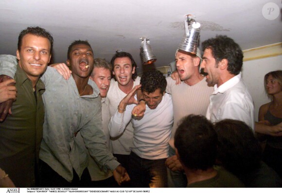 Didier Deschamps et Nagui faisant la fête au VIP Saint-Tropez de Jean-Roch le 16 juillet 1998 avec Marcel Desailly et Alain Boghossian après la victoire des Bleus lors de la Coupe du monde de football.