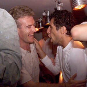 Didier Deschamps et Nagui faisant la fête au VIP Saint-Tropez de Jean-Roch le 16 juillet 1998 avec Marcel Desailly et Alain Boghossian après la victoire des Bleus lors de la Coupe du monde de football.