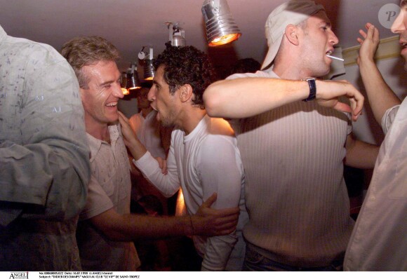 Didier Deschamps et Nagui faisant la fête au VIP Saint-Tropez de Jean-Roch le 16 juillet 1998 avec Marcel Desailly et Alain Boghossian après la victoire des Bleus lors de la Coupe du monde de football.