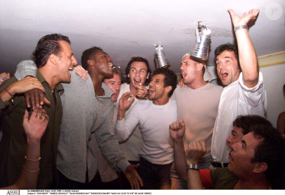 Didier Deschamps et Nagui faisant la fête au VIP Saint-Tropez de Jean-Roch le 16 juillet 1998 avec Marcel Desailly et Alain Boghossian après la victoire des Bleus lors de la Coupe du monde de football.
