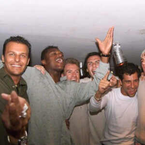 Didier Deschamps et Nagui faisant la fête au VIP Saint-Tropez de Jean-Roch le 16 juillet 1998 avec Marcel Desailly et Alain Boghossian après la victoire des Bleus lors de la Coupe du monde de football.