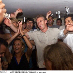 Didier Deschamps et Nagui faisant la fête au VIP Saint-Tropez de Jean-Roch le 16 juillet 1998 avec Marcel Desailly et Alain Boghossian après la victoire des Bleus lors de la Coupe du monde de football.