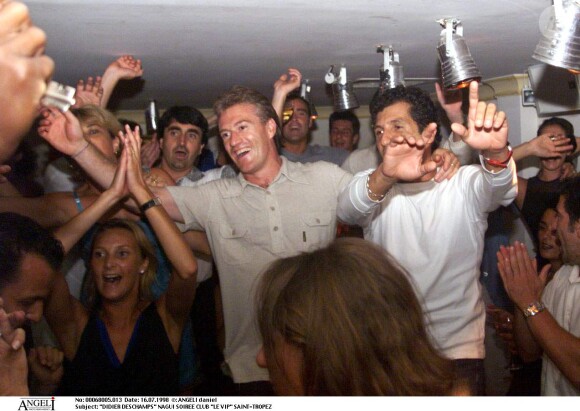 Didier Deschamps et Nagui faisant la fête au VIP Saint-Tropez de Jean-Roch le 16 juillet 1998 avec Marcel Desailly et Alain Boghossian après la victoire des Bleus lors de la Coupe du monde de football.