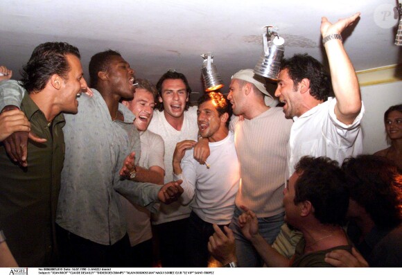 Didier Deschamps et Nagui faisant la fête au VIP Saint-Tropez de Jean-Roch le 16 juillet 1998 avec Marcel Desailly et Alain Boghossian après la victoire des Bleus lors de la Coupe du monde de football.
