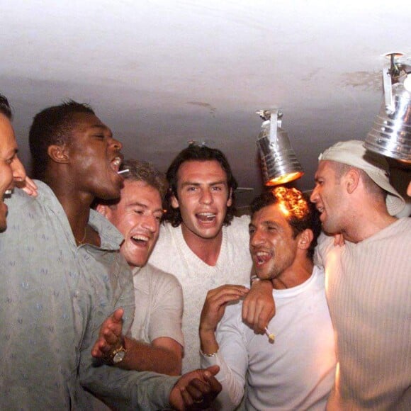 Didier Deschamps et Nagui faisant la fête au VIP Saint-Tropez de Jean-Roch le 16 juillet 1998 avec Marcel Desailly et Alain Boghossian après la victoire des Bleus lors de la Coupe du monde de football.