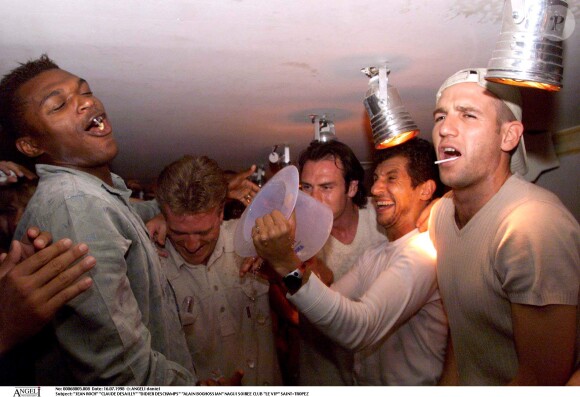 Didier Deschamps et Nagui faisant la fête au VIP Saint-Tropez de Jean-Roch le 16 juillet 1998 avec Marcel Desailly et Alain Boghossian après la victoire des Bleus lors de la Coupe du monde de football.