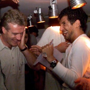 Didier Deschamps et Nagui faisant la fête au VIP Saint-Tropez de Jean-Roch le 16 juillet 1998 avec Marcel Desailly et Alain Boghossian après la victoire des Bleus lors de la Coupe du monde de football.