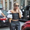 Rita Ora à New York, porte un top et un pantalon ADEAM (collection printemps-été 2016). Le 13 juillet 2016.