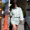 Kim Kardashian au restaurant Moonshadows à Malibu, porte une veste Roberto Cavalli (collection printemps-été 2016), une mini-jupe assortie et des sandales beiges Manolo Blahnik. Le 13 juillet 2016.