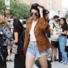 Kendall Jenner quitte les studios Milk à New York, habillée d'une veste en peau à franges, d'un t-shirt blanc Are You Am I, d'un mini-short en jean RE/DONE et de bottines en velours Gianvito Rossi (modèle Margaux). Le 10 juillet 2016.