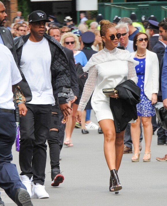 Jay Z et Beyoncé, habillée d'une robe blanche self-portrait et de lunettes de soleil The Row, assistent à la finale féminine de Wimbledon. Londres, le 9 juillet 2016.