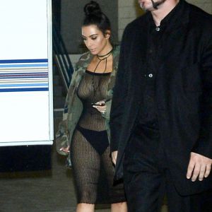 Kim Kardashian à Los Angeles, porte une veste camo de la ligne de merch PABLO, une robe noire et des bottines lacées en daim. Le 14 juillet 2016.