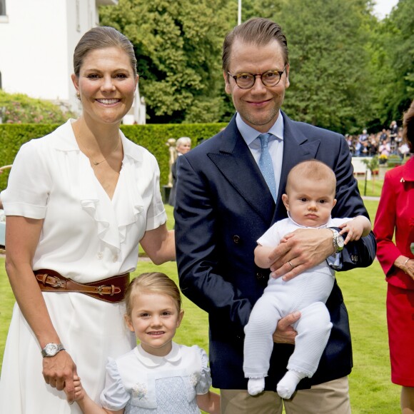 La princesse Victoria de Suède fêtait le 14 juillet 2016 son 39e anniversaire, rencontrant à la Villa Solliden des centaines de Suédois, entourée de son mari le prince Daniel, de leur fille la princesse Estelle, de leur fils le prince Oscar (dont c'était la première participation à un événement officiel) et de ses parents le roi Carl XVI Gustaf et la reine Silvia.