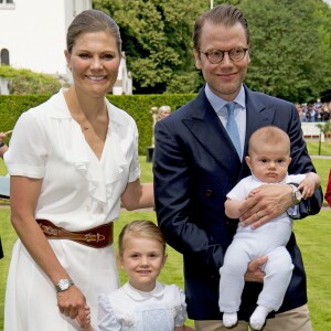 La princesse Victoria de Suède fêtait le 14 juillet 2016 son 39e anniversaire, rencontrant à la Villa Solliden des centaines de Suédois, entourée de son mari le prince Daniel, de leur fille la princesse Estelle, de leur fils le prince Oscar (dont c'était la première participation à un événement officiel) et de ses parents le roi Carl XVI Gustaf et la reine Silvia.