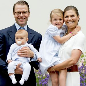 La princesse Victoria de Suède fêtait le 14 juillet 2016 son 39e anniversaire, rencontrant à la Villa Solliden des centaines de Suédois, avec son mari le prince Daniel, leur fille la princesse Estelle et leur fils le prince Oscar (dont c'était la première participation à un événement officiel).