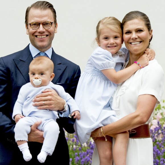 La princesse Victoria de Suède fêtait le 14 juillet 2016 son 39e anniversaire, rencontrant à la Villa Solliden des centaines de Suédois, avec son mari le prince Daniel, leur fille la princesse Estelle et leur fils le prince Oscar (dont c'était la première participation à un événement officiel).