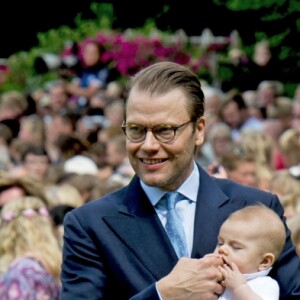 La princesse Victoria de Suède fêtait le 14 juillet 2016 son 39e anniversaire, rencontrant à la Villa Solliden des centaines de Suédois, entourée de son mari le prince Daniel, de leur fille la princesse Estelle, de leur fils le prince Oscar (dont c'était la première participation à un événement officiel) et de ses parents le roi Carl XVI Gustaf et la reine Silvia.