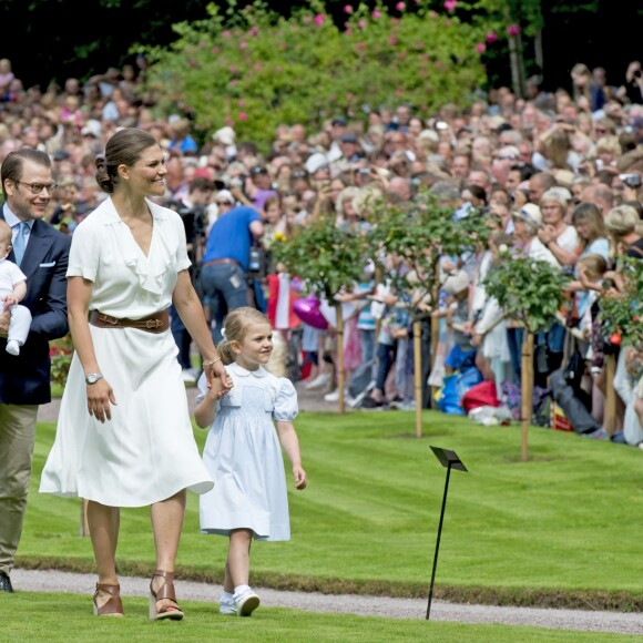 La princesse Victoria de Suède fêtait le 14 juillet 2016 son 39e anniversaire, rencontrant à la Villa Solliden des centaines de Suédois, entourée de son mari le prince Daniel, de leur fille la princesse Estelle, de leur fils le prince Oscar (dont c'était la première participation à un événement officiel) et de ses parents le roi Carl XVI Gustaf et la reine Silvia.