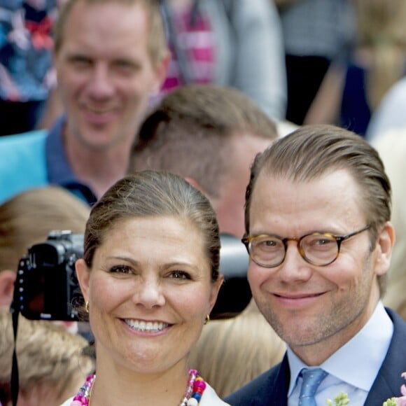 La princesse Victoria de Suède fêtait le 14 juillet 2016 son 39e anniversaire, rencontrant à la Villa Solliden des centaines de Suédois, entourée de son mari le prince Daniel, de leur fille la princesse Estelle, de leur fils le prince Oscar (dont c'était la première participation à un événement officiel) et de ses parents le roi Carl XVI Gustaf et la reine Silvia.