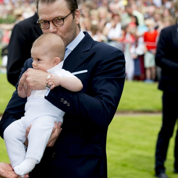 La princesse Victoria de Suède fêtait le 14 juillet 2016 son 39e anniversaire, rencontrant à la Villa Solliden des centaines de Suédois, entourée de son mari le prince Daniel, de leur fille la princesse Estelle, de leur fils le prince Oscar (dont c'était la première participation à un événement officiel) et de ses parents le roi Carl XVI Gustaf et la reine Silvia.