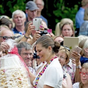 La princesse Victoria de Suède fêtait le 14 juillet 2016 son 39e anniversaire, rencontrant à la Villa Solliden des centaines de Suédois, entourée de son mari le prince Daniel, de leur fille la princesse Estelle, de leur fils le prince Oscar (dont c'était la première participation à un événement officiel) et de ses parents le roi Carl XVI Gustaf et la reine Silvia.