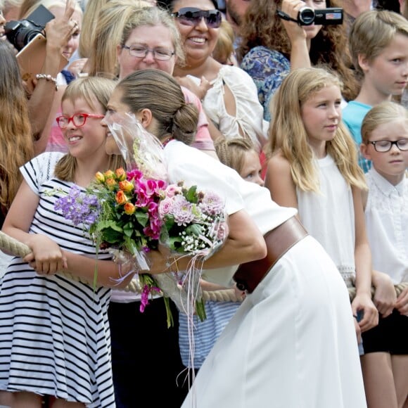 La princesse Victoria de Suède fêtait le 14 juillet 2016 son 39e anniversaire, rencontrant à la Villa Solliden des centaines de Suédois, entourée de son mari le prince Daniel, de leur fille la princesse Estelle, de leur fils le prince Oscar (dont c'était la première participation à un événement officiel) et de ses parents le roi Carl XVI Gustaf et la reine Silvia.