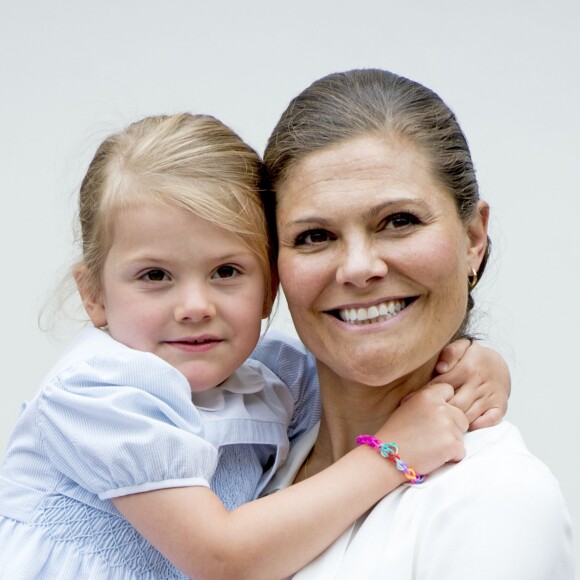 La princesse Victoria de Suède fêtait le 14 juillet 2016 son 39e anniversaire, rencontrant à la Villa Solliden des centaines de Suédois, entourée de son mari le prince Daniel, de leur fille la princesse Estelle, de leur fils le prince Oscar (dont c'était la première participation à un événement officiel) et de ses parents le roi Carl XVI Gustaf et la reine Silvia.