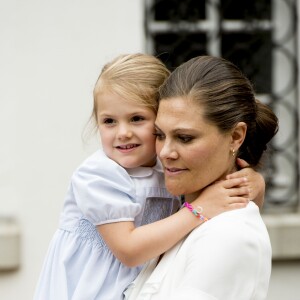 La princesse Victoria de Suède fêtait le 14 juillet 2016 son 39e anniversaire, rencontrant à la Villa Solliden des centaines de Suédois, entourée de son mari le prince Daniel, de leur fille la princesse Estelle, de leur fils le prince Oscar (dont c'était la première participation à un événement officiel) et de ses parents le roi Carl XVI Gustaf et la reine Silvia.