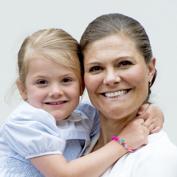 La princesse Victoria de Suède fêtait le 14 juillet 2016 son 39e anniversaire, rencontrant à la Villa Solliden des centaines de Suédois, entourée de son mari le prince Daniel, de leur fille la princesse Estelle, de leur fils le prince Oscar (dont c'était la première participation à un événement officiel) et de ses parents le roi Carl XVI Gustaf et la reine Silvia.