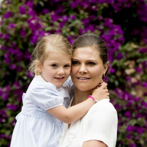 Estelle dans les bras de sa maman. La princesse Victoria de Suède fêtait le 14 juillet 2016 son 39e anniversaire, rencontrant à la Villa Solliden des centaines de Suédois, entourée de son mari le prince Daniel, de leur fille la princesse Estelle, de leur fils le prince Oscar (dont c'était la première participation à un événement officiel) et de ses parents le roi Carl XVI Gustaf et la reine Silvia.