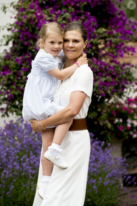 Estelle dans les bras de sa maman. La princesse Victoria de Suède fêtait le 14 juillet 2016 son 39e anniversaire, rencontrant à la Villa Solliden des centaines de Suédois, entourée de son mari le prince Daniel, de leur fille la princesse Estelle, de leur fils le prince Oscar (dont c'était la première participation à un événement officiel) et de ses parents le roi Carl XVI Gustaf et la reine Silvia.
