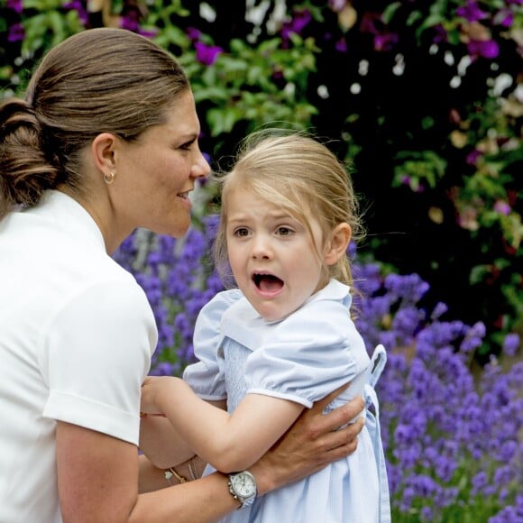 La princesse Victoria de Suède fêtait le 14 juillet 2016 son 39e anniversaire, rencontrant à la Villa Solliden des centaines de Suédois, entourée de son mari le prince Daniel, de leur fille la princesse Estelle, de leur fils le prince Oscar (dont c'était la première participation à un événement officiel) et de ses parents le roi Carl XVI Gustaf et la reine Silvia.