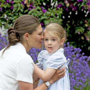 La princesse Victoria de Suède fêtait le 14 juillet 2016 son 39e anniversaire, rencontrant à la Villa Solliden des centaines de Suédois, entourée de son mari le prince Daniel, de leur fille la princesse Estelle, de leur fils le prince Oscar (dont c'était la première participation à un événement officiel) et de ses parents le roi Carl XVI Gustaf et la reine Silvia.