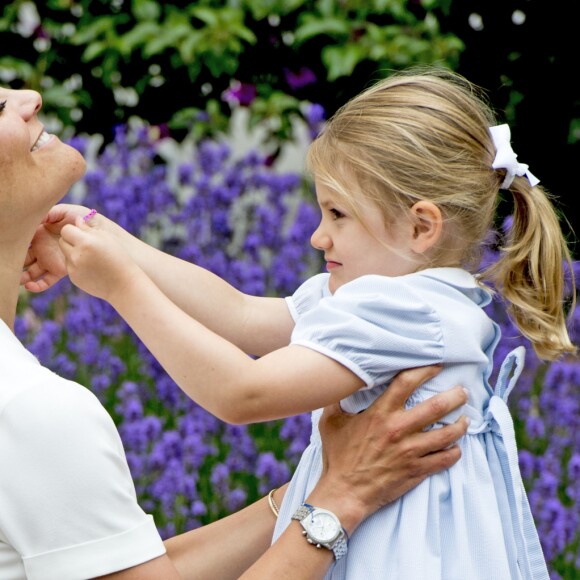 La princesse Victoria de Suède fêtait le 14 juillet 2016 son 39e anniversaire, rencontrant à la Villa Solliden des centaines de Suédois, entourée de son mari le prince Daniel, de leur fille la princesse Estelle, de leur fils le prince Oscar (dont c'était la première participation à un événement officiel) et de ses parents le roi Carl XVI Gustaf et la reine Silvia.