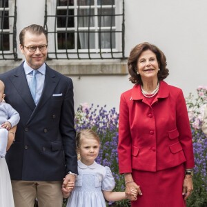 La princesse Victoria de Suède fêtait le 14 juillet 2016 son 39e anniversaire, rencontrant à la Villa Solliden des centaines de Suédois, entourée de son mari le prince Daniel, de leur fille la princesse Estelle, de leur fils le prince Oscar (dont c'était la première participation à un événement officiel) et de ses parents le roi Carl XVI Gustaf et la reine Silvia.