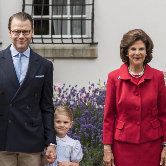 La princesse Victoria de Suède fêtait le 14 juillet 2016 son 39e anniversaire, rencontrant à la Villa Solliden des centaines de Suédois, entourée de son mari le prince Daniel, de leur fille la princesse Estelle, de leur fils le prince Oscar (dont c'était la première participation à un événement officiel) et de ses parents le roi Carl XVI Gustaf et la reine Silvia.