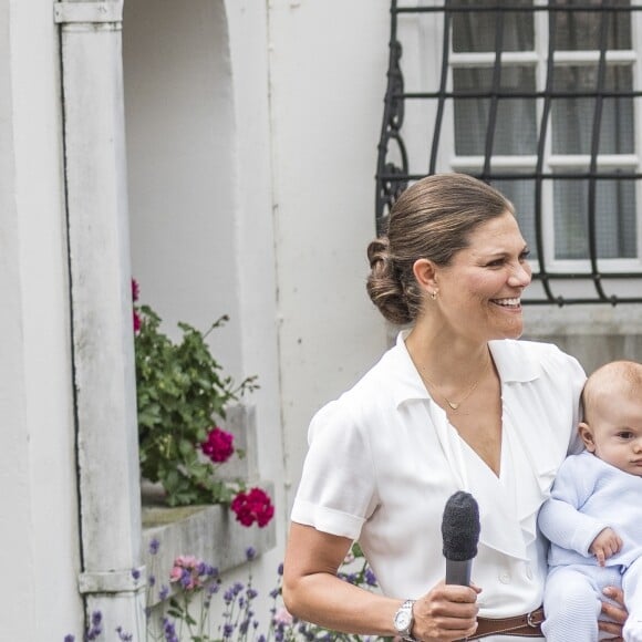 La princesse Victoria de Suède fêtait le 14 juillet 2016 son 39e anniversaire, rencontrant à la Villa Solliden des centaines de Suédois, entourée de son mari le prince Daniel, de leur fille la princesse Estelle, de leur fils le prince Oscar (dont c'était la première participation à un événement officiel) et de ses parents le roi Carl XVI Gustaf et la reine Silvia.