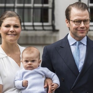 La princesse Victoria de Suède fêtait le 14 juillet 2016 son 39e anniversaire, rencontrant à la Villa Solliden des centaines de Suédois, entourée de son mari le prince Daniel, de leur fille la princesse Estelle, de leur fils le prince Oscar (dont c'était la première participation à un événement officiel) et de ses parents le roi Carl XVI Gustaf et la reine Silvia.