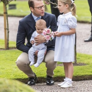 La princesse Victoria de Suède fêtait le 14 juillet 2016 son 39e anniversaire, rencontrant à la Villa Solliden des centaines de Suédois, entourée de son mari le prince Daniel, de leur fille la princesse Estelle, de leur fils le prince Oscar (dont c'était la première participation à un événement officiel) et de ses parents le roi Carl XVI Gustaf et la reine Silvia.